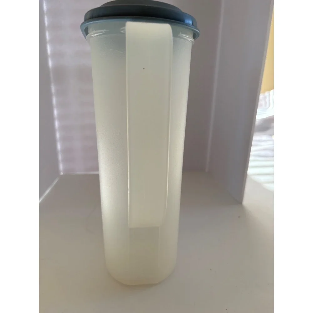 Vintage Tupperware Slim Line Fridge Pitcher 2009C-1 Flip Top Lid 2 Qt Made USAOh